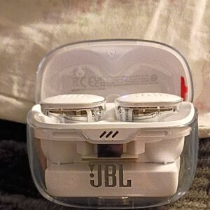 JBL Clear and White Tune Buds